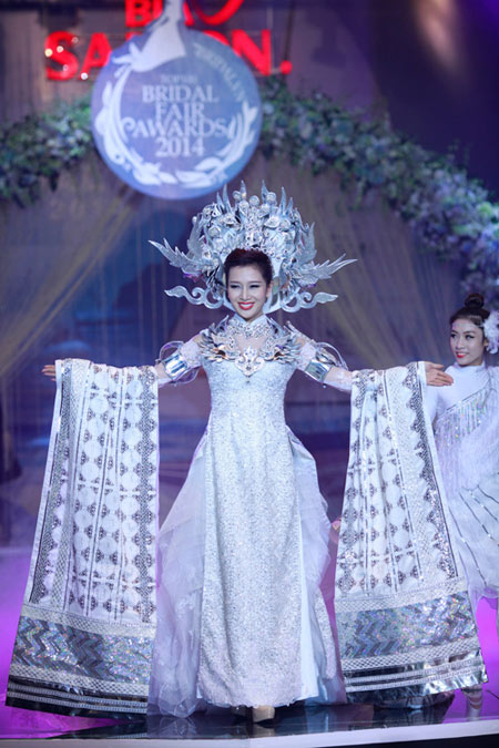 Bộ Shbet999 com đăng nhập áo dài kỷ lục vô cùng ấn tượng của bộ 3 NTK: Lê Long Dũng - Mộc Thanh và An Kha.